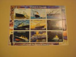 Titanic, filateliataulu, 1998, Guinea, täysi postimerkkiarkki ja kuva. Paspiksen koko noin 30 cm x 38 cm. Taustapahvi on happovapaa, joten kohteet myös säilyvät