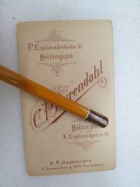 Aina Miettinen, Atelier C.P. Dyrendahl, Helsingfors -visiittikorttivalokuva / visit card photograph
