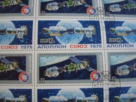 Apollo-Soyuz täysi &amp; leimattu postimerkkiarkki, vuodelta 1975, Neuvostoliitto, CCCP, arkissa 12 kpl kookkaita postimerkkejä. Katso myös muut kohteeni, minulla on