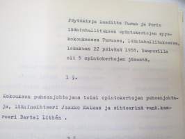 Turun ja Porin lääninhallituksen Opintokerhot 1958-1967 -kokousten pöytäkirjat sekä valokuva &amp; luettelo jäsenistä vuodelta 1960