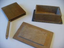 Tupakka rasia puuta kannessa Suomen vaakuna  7x11x4 cm ja 9x7x1 cm 2 kpl