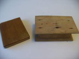 Tupakka rasia puuta kannessa Suomen vaakuna  7x11x4 cm ja 9x7x1 cm 2 kpl