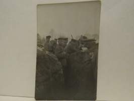 Valokuvapostikortti sotilaita juoksuhaudassa