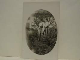 Valokuva kaksi naista puutarhassa