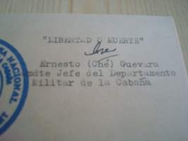 Ernesto Ché Guevara, Kuuba, nimikirjoituskortti. Nimikirjoitus on painettu vanhalle postikorttipaperille, ei siis käsinkirjoitettu. Kortin koko noin 7,5 cm x 12,5