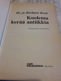 Kuolema kerää antiikkia,  Brett  Hy &amp; Barbara,  v. 1983.    Hieno johdattelu  antiikki  esineiden käytön  ja  menneisyyden  joukkoon. Lisää ulkomaisen