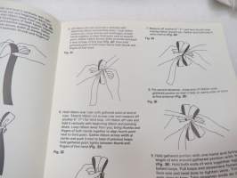 Bow making made easy - Master the art of bow tying with these step-by-step instructions... -koristerusettien ja solmukkeiden teko, englanninkielinen havainnollinen