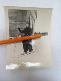 Karjalan hiihtäjätär -valokuva / photograph