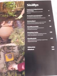 Kaunis ja huoleton puutarha. Suunnittelu  -istutus- hoito. Iloa pihasta  keväästä  syksyyn..... The royal horticiltural society,    Kirj. Jenny Henry,