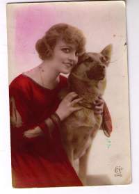 Shäfer-kortti kerääjälle  viehättävä  lisä: Nainen  ja  koira. Ranskalainen  kortti,  kulkenut vuonna  1927. Ei  pitkää  matkaa, Ilmajoelta  Jalasjärven  Jokipiihin