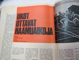 Hymy lehti 1967 nr 10 lokakuu, sis. mm. seur. artikkelit / kuvat / mainokset; Kansikuva Liana Kaarina (kuvannut J. Poutanen), Harri Piitulainen - Kolmen vuoden