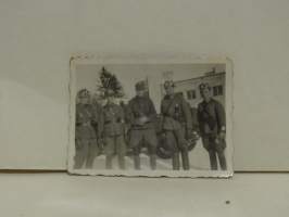 Valokuva viiden sotilaan ryhmäkuva
