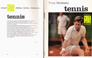 Tennis, 1972.Opetytaa vasta-alkajalle tenniksen aakkoset - oikeat otteet, lyönnit ja jalkatyön. Keskitason pelaajalle lentopelin ja erilaiste lyöntien kierteet