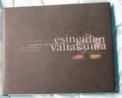 Esineiden valtakunta, 1997. Tangible Cosmologies.  Keräilijöitä ja kokoelmia.  Recollecting collectors.Veli Granö on kansainvälisesti tunnuettu ja