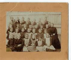 Gycnaeuksen koulu Kauppatorin varrella 1903 opettaja Fanny Grönfords / Luokkakuva 11x14 cm - valokuva