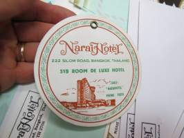 Narai Hotel, 222 Silom Road, Bangkok, Thailand -hotellin huonetarvikkeita 1960-luvulta; kirjeitä, kirjepaperia, aamiaistilaus, osoitelappu - hotel room accessories