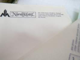 Narai Hotel, 222 Silom Road, Bangkok, Thailand -hotellin huonetarvikkeita 1960-luvulta; kirjeitä, kirjepaperia, aamiaistilaus, osoitelappu - hotel room accessories