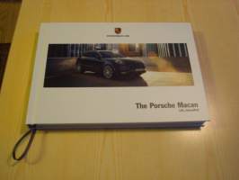 Upea 2018 Porsche Macan, autoesite tai oikeastaan tämä on kirja, kovakantinen ja 188 sivua, englanninkielinen. Hieno esim. lahjaksi. Katso myös muut kohteeni.