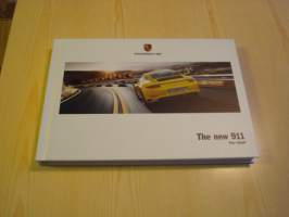Upea 2017 Porsche 911 Carrera, autoesite tai oikeastaan tämä on kirja, kovakantinen ja 158 sivua, englanninkielinen. Hieno esim. lahjaksi. Katso myös muut