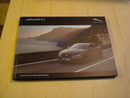 Upea 2018 Jaguar XJ, autoesite tai oikeastaan tämä on kirja, kovakantinen ja 96 sivua, englanninkielinen, kookas. Hieno esim. lahjaksi. Katso myös muut kohteeni.