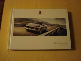 Upea 2018 Porsche Cayenne, autoesite tai oikeastaan tämä on kirja, kovakantinen, 164 sivua, englanninkielinen. Hieno esim. lahjaksi. Katso myös muut kohteeni.