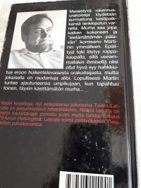 Kuolema  kulkee kevyesti/ Taisto Latvala. Helsinkiläisen, YLE:n  toimittajan  esikoisteos v. 1991. Paljasjalkaisen  helsinkiläisen  kuvaus  tapahtuma