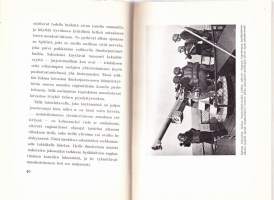 Säilä ja moukari. 1942. 1. painos.  Englannin ja Saksan ilmavoimat vastakkain. Englannin RAF:n ja Saksan Luftwaffen lännessä käyttämä ilmasotataktiikka.