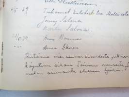 Vieraskirja alkaen 24.11.1938 - päättyen 7.6.1959, mahdollisesti diakonissan Lempi Ranki?, paljon tervehdyksiä ja nimikirjoituksia -guest book