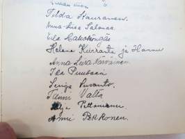 Vieraskirja alkaen 24.11.1938 - päättyen 7.6.1959, mahdollisesti diakonissan Lempi Ranki?, paljon tervehdyksiä ja nimikirjoituksia -guest book