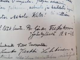 Vieraskirja alkaen 24.11.1938 - päättyen 7.6.1959, mahdollisesti diakonissan Lempi Ranki?, paljon tervehdyksiä ja nimikirjoituksia -guest book