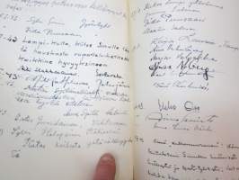 Vieraskirja alkaen 24.11.1938 - päättyen 7.6.1959, mahdollisesti diakonissan Lempi Ranki?, paljon tervehdyksiä ja nimikirjoituksia -guest book