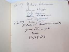 Vieraskirja alkaen 24.11.1938 - päättyen 7.6.1959, mahdollisesti diakonissan Lempi Ranki?, paljon tervehdyksiä ja nimikirjoituksia -guest book