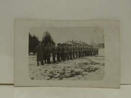 Valokuva sotilaita rivissä