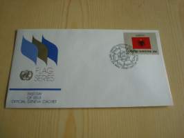 Albania, lippusarja Yhdistyneet Kansakunnat, YK, United Nations, 1982, ensipäiväkuori, FDC. Minulla on myös juuri tulleet yli 100 muuta YK:n lippusarjan