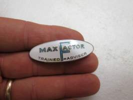 Max Factor - Trained Adviser - rintamerkki, kemikaliokaupanmyyjän merkki 1960-luvulta, emalia / pin