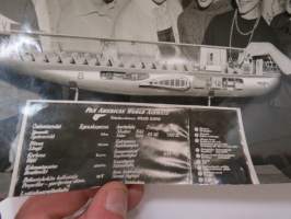 Pan American World Airways - Kaksikerroksinen Strato Clipper -lentokoneen malli, jota esitellään ilmeisesti matkatoimistovirkailijoille? Esittelyteksti suomeksi