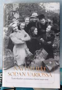 Näyttelijät sodan varjossa, 2005. 1. painos.  Teatterikoulun ensimmäinen kurssi 1943-1945