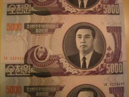 20 kpl Pohjois-Korea 5 000 Won, leikkaamattomia aitoja ja alkuperäisiä seteliarkkeja, jokaisessa arkissa on kolme seteliä kiinni toisissaan. Vuodelta 2006.