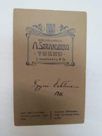 Tyyni Lehtinen, 1916, Atelier / Valokuvaaja A. Strandberg, Turku -visiittikorttivalokuva / visit card photo