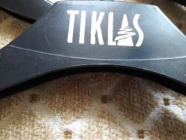 Katoavan  suomalaisen teollisuuden  pieni  muisto:  Henkareita  Tiklaksen  logolla.