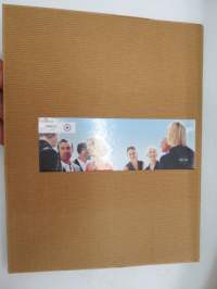 Volvo XC70 2004 -myyntiesite / kansio, jossa 2 kpl DVD ja painettua materiaalia -sales folder