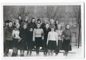 III luokan tyttöjä 1943  luokkakuva 6x9  cm - valokuva