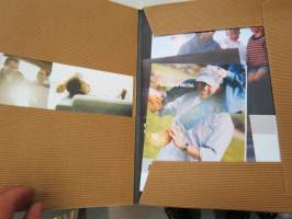 Volvo V70 2004 -myyntiesite / kansio, jossa 2 kpl DVD ja painettua materiaalia -sales folder