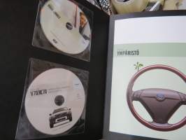 Volvo V70 2004 -myyntiesite / kansio, jossa 2 kpl DVD ja painettua materiaalia -sales folder