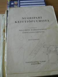 Nuoripari keittiöpuuhissa