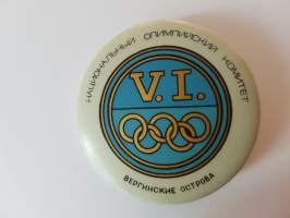 Moskova olympia 1980 - Moscow Olympics - Kansallisen Olympiakomitean tunnus - Neitsytsaaret -neulakiinnitteinen rintamerkki, virallinen tuote / official badge