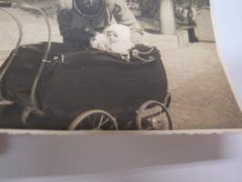Uutuudenhohtoa 1938 (pinstripe kyljessä) II -valokuva / photograph