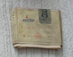 Lord - tyhjä litistetty tupakka-aski