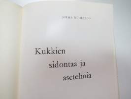 Kukkien sidontaa ja asetelmia - Oppikirja ammattiväelle ja harrastelijoille -flower work