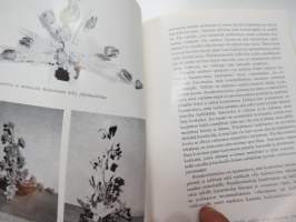 Kukkien sidontaa ja asetelmia - Oppikirja ammattiväelle ja harrastelijoille -flower work